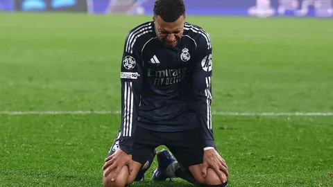 塞尔超三冠王驾临！积分榜近邻，状态天差地别，竞技风云再起！